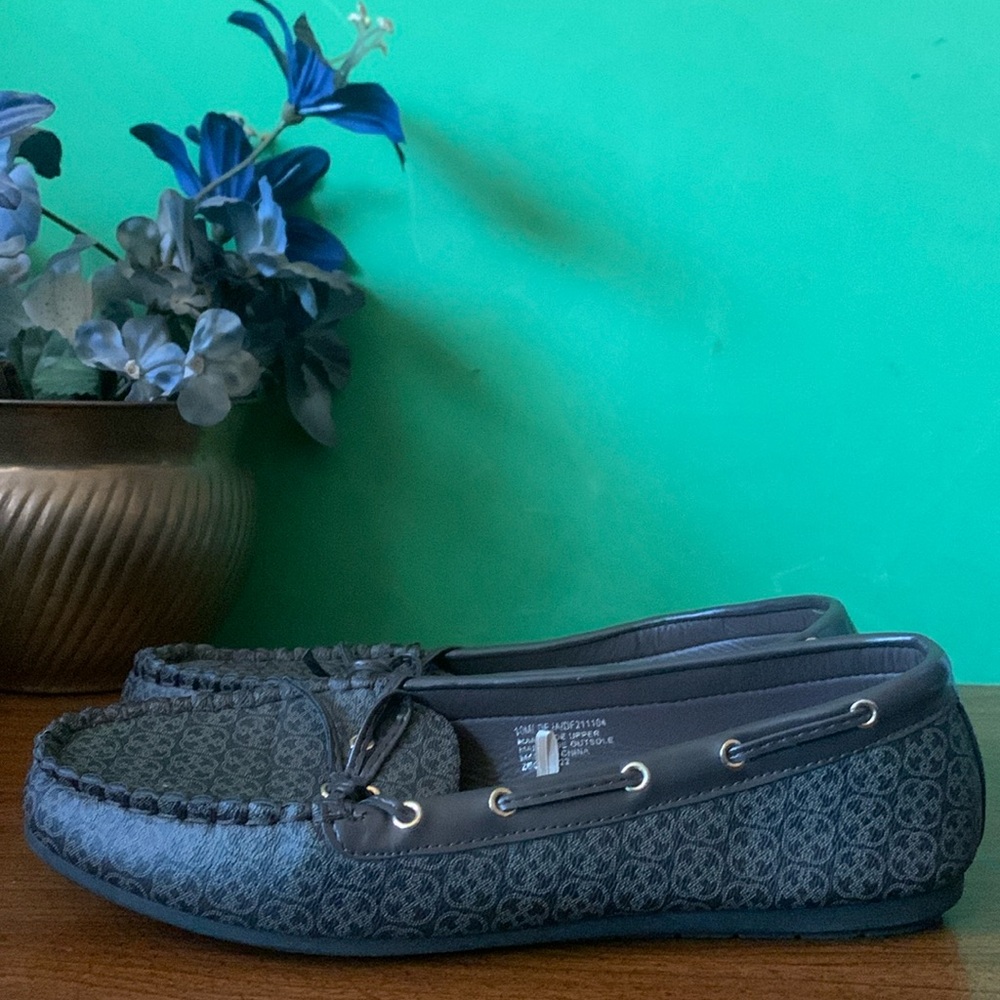 Daisy Fuentes Size 10 Brown Brand Logo Flats
